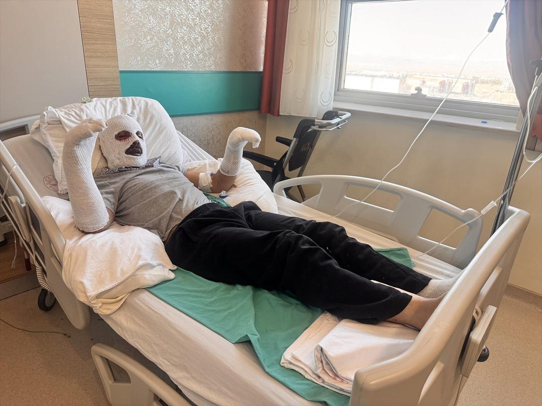 Engelli genç kabusu yaşadı: Çay demlerken patlama oldu, ev üzerine yıkıldı! 1