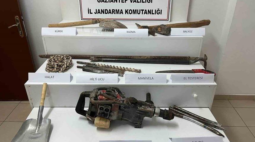 Gaziantep&rsquo;te ka&ccedil;ak kazı yapan 4 şahsı jandarma su&ccedil;&uuml;st&uuml; yakaladı