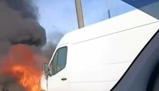 Alev alan servis minib&uuml;s&uuml; k&uuml;le d&ouml;nd&uuml;