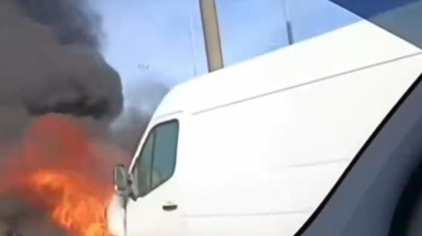 Alev alan servis minib&uuml;s&uuml; k&uuml;le d&ouml;nd&uuml;