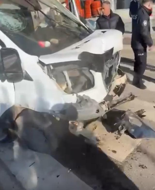 Siirt&rsquo;te otomobil ile kamyonet &ccedil;arpıştı: 2 yaralı 1