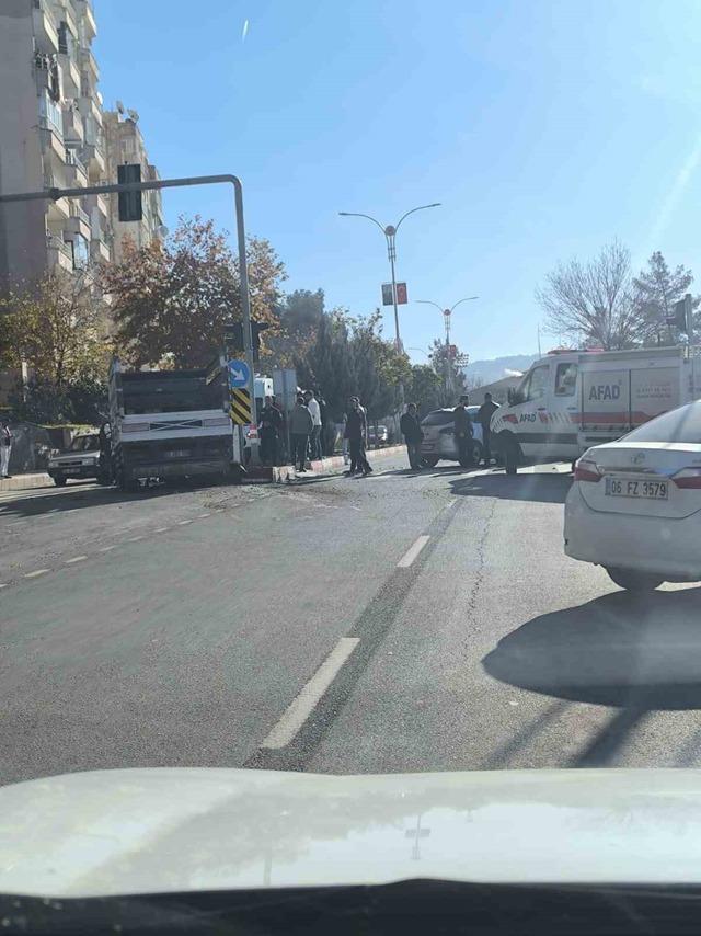Siirt&rsquo;te otomobil ile kamyonet &ccedil;arpıştı: 2 yaralı 2