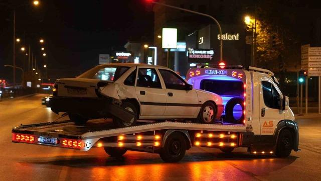 Kontrolden çıkan otomobil zincirleme kazaya neden oldu