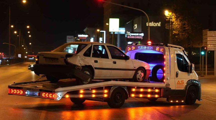 Kontrolden &ccedil;ıkan otomobil zincirleme kazaya neden oldu