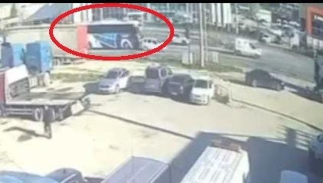 Y&uuml;rekler ağza geldi, yolcu otob&uuml;s&uuml; otomobili metrelerce savurdu 2