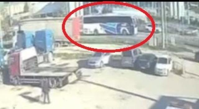 Y&uuml;rekler ağza geldi, yolcu otob&uuml;s&uuml; otomobili metrelerce savurdu 1