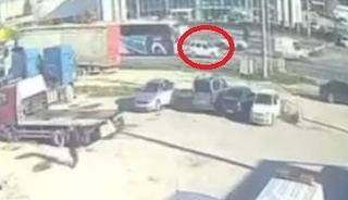 Y&uuml;rekler ağza geldi, yolcu otob&uuml;s&uuml; otomobili metrelerce savurdu