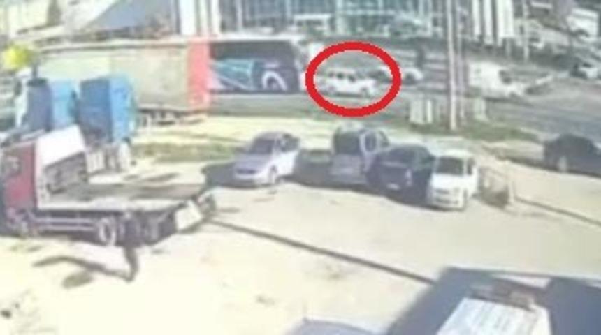 Y&uuml;rekler ağza geldi, yolcu otob&uuml;s&uuml; otomobili metrelerce savurdu