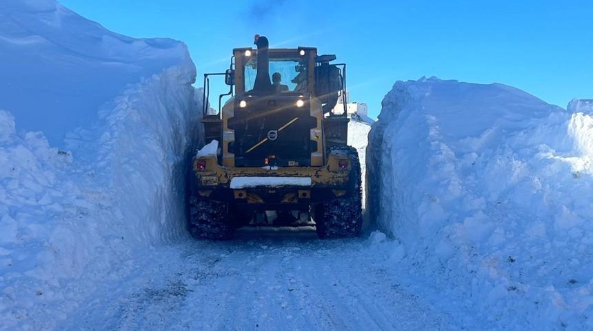 Y&uuml;ksekova&rsquo;da 3 metrelik karla zorlu m&uuml;cadele