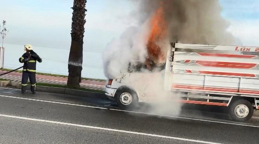 Ordu&rsquo;da seyir halindeki kamyonet yandı