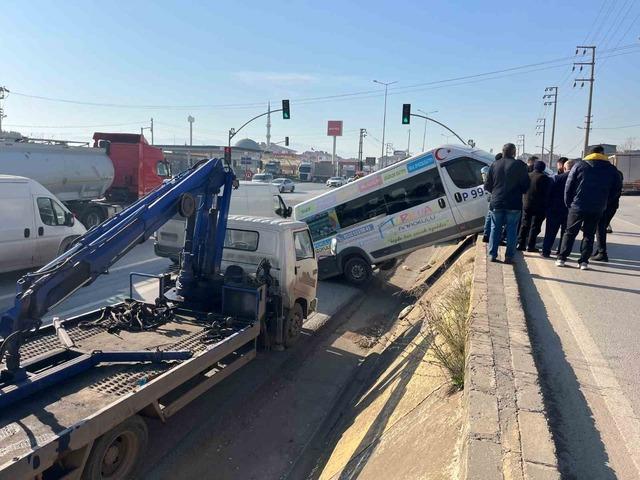 Park halindeki minib&uuml;s duvardan yolun kenarına d&uuml;şerek asılı kaldı 1
