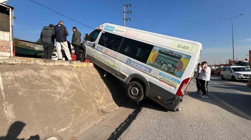 Park halindeki minib&uuml;s duvardan yolun kenarına d&uuml;şerek asılı kaldı