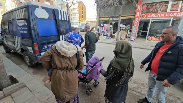 Zabıtayı gören dilenciler camiye kaçıp cemaatin arasına karıştı 1