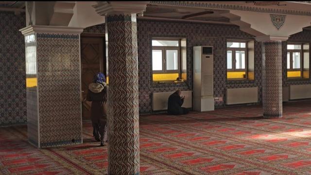 Zabıtayı gören dilenciler camiye kaçıp cemaatin arasına karıştı 2