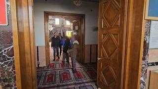 Zabıtayı gören dilenciler camiye kaçıp cemaatin arasına karıştı