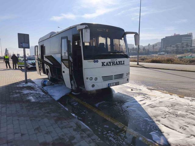 Seyir halindeki iş&ccedil;i servisi alev aldı 3