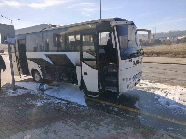 Seyir halindeki iş&ccedil;i servisi alev aldı 1