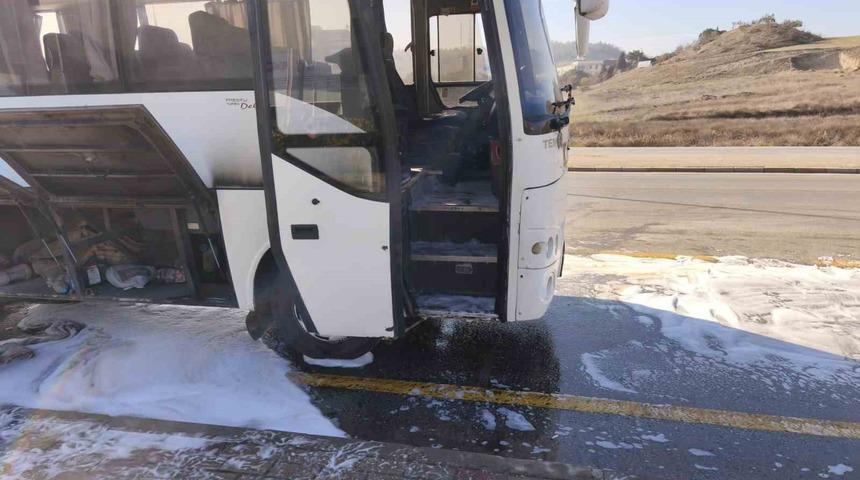 Seyir halindeki iş&ccedil;i servisi alev aldı