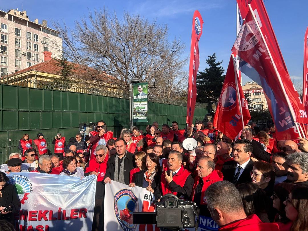 TBMM &ouml;n&uuml;nde grev gerginliği: Birleşik Kamu-İş eylemine polis engeline takıldı 1