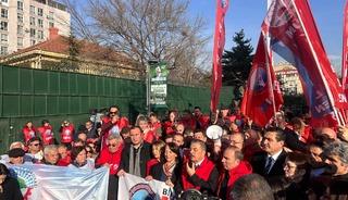 Meclis &ouml;n&uuml;nde grev gerginliği