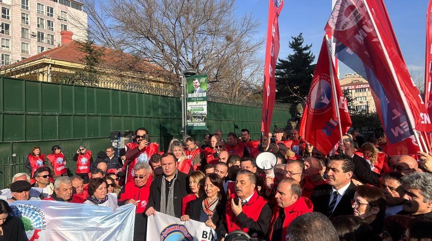 TBMM &ouml;n&uuml;nde grev gerginliği: Birleşik Kamu-İş eylemine polis engeline takıldı