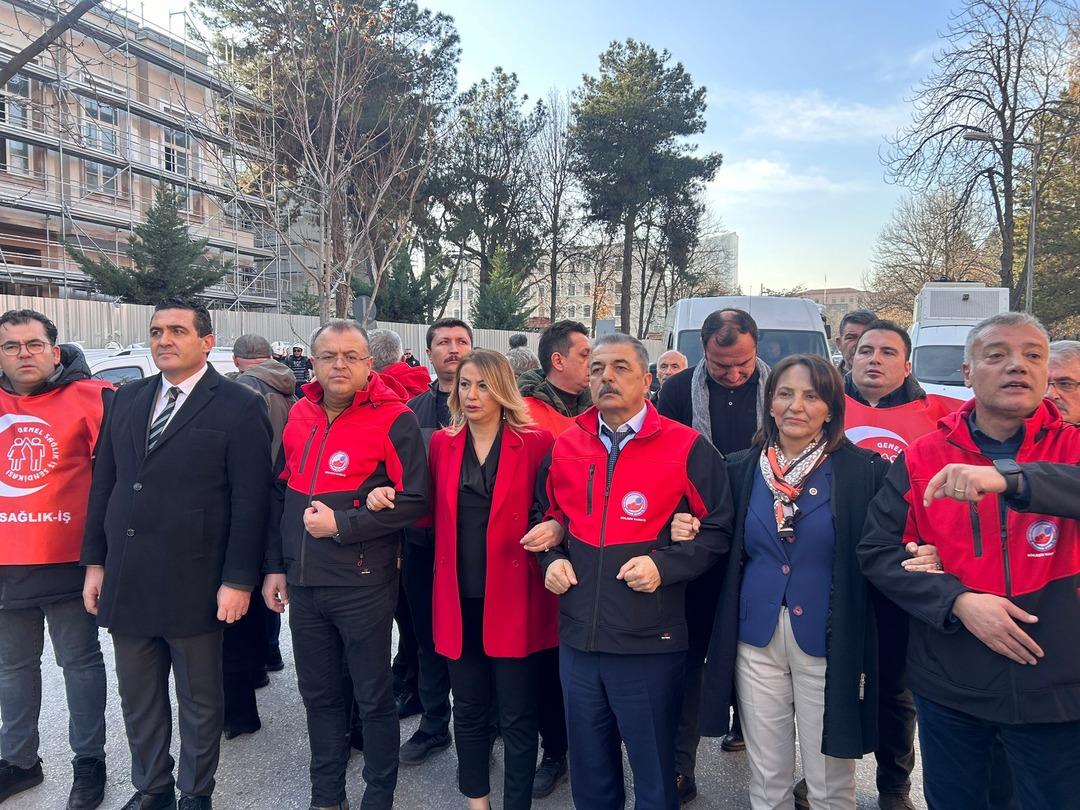 TBMM &ouml;n&uuml;nde grev gerginliği: Birleşik Kamu-İş eylemine polis engeline takıldı 2