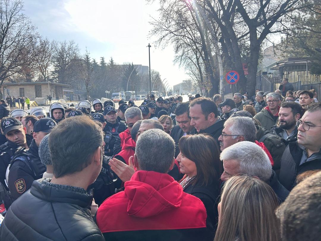 TBMM &ouml;n&uuml;nde grev gerginliği: Birleşik Kamu-İş eylemine polis engeline takıldı 3