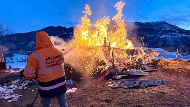 Ardanu&ccedil;&rsquo;ta ahır yangını 3