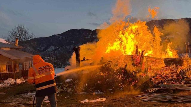 Ardanu&ccedil;&rsquo;ta ahır yangını 2