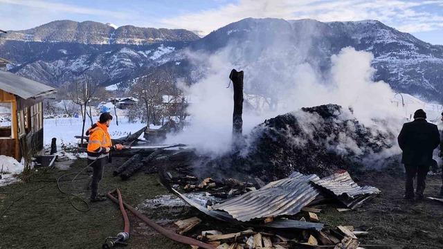 Ardanu&ccedil;&rsquo;ta ahır yangını 1