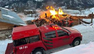 Ardanu&ccedil;&rsquo;ta ahır yangını