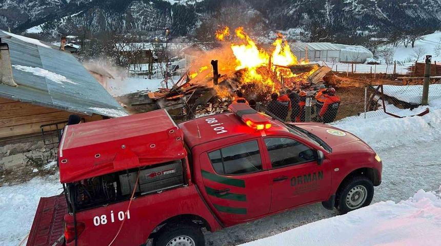 Ardanu&ccedil;&rsquo;ta ahır yangını