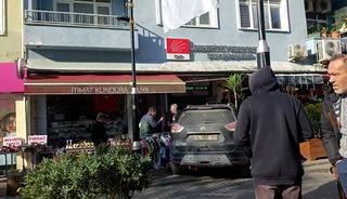 CHP binasında 'Kızıma k&uuml;f&uuml;r edildi' protestosu! Ge&ccedil;mişi kabarık &ccedil;ıktı