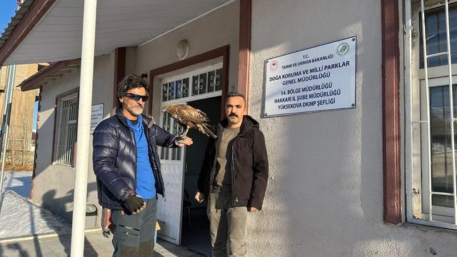 Aylar sonra geri dönen kızıl şahini Doğa Koruma ekiplerine teslim etti