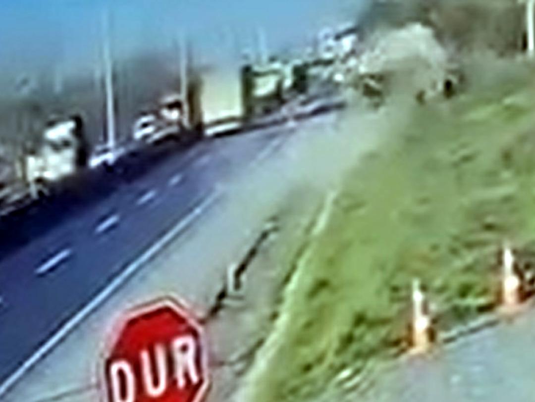 Otomobil yol kenarındaki beton par&ccedil;asına &ccedil;arptı; 5 yaralı 1