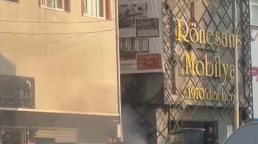 Yeni aldığı otomobilinden alevler y&uuml;kseldi, yangını s&ouml;nd&uuml;rd&uuml;