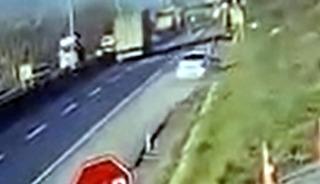 Otomobil yol kenarındaki beton par&ccedil;asına &ccedil;arptı; 5 yaralı