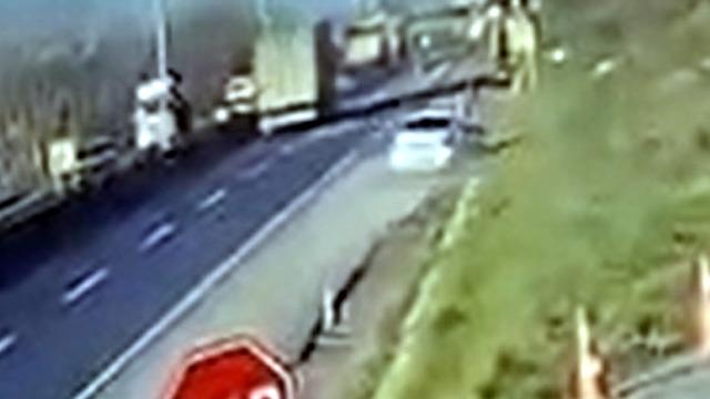 Otomobil yol kenarındaki beton parçasına çarptı; 5 yaralı