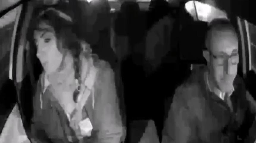 Taksiden 15 bin TL &ccedil;alan kadın ş&uuml;pheli tutuklandı; hırsızlık anı kamerada