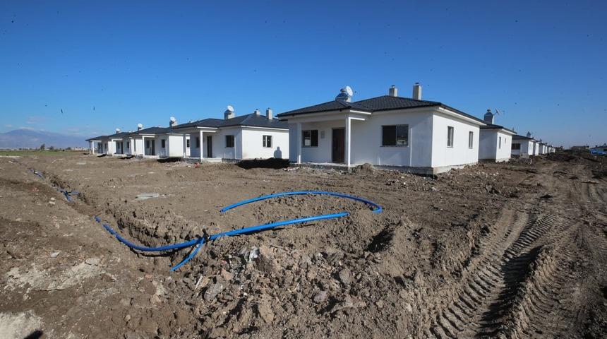 Hatay'da kırsal deprem konutlarının yapımı s&uuml;r&uuml;yor