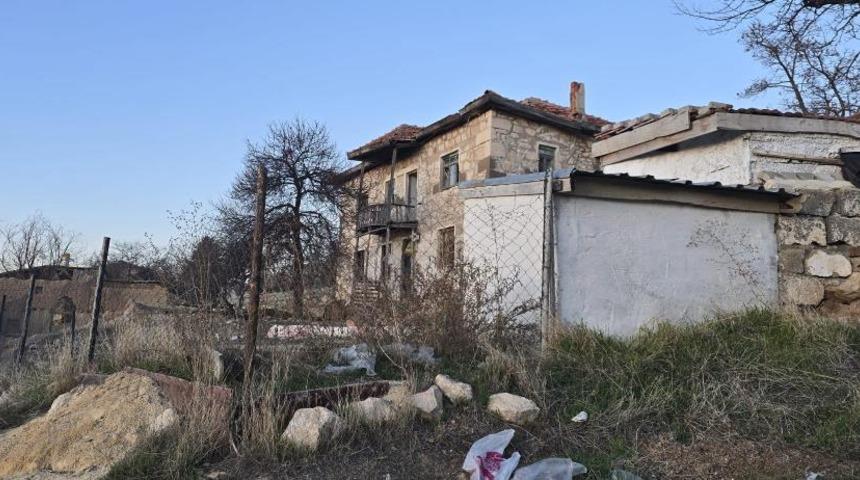 Bağlı k&ouml;pek &ccedil;ocuklara saldırdı: 14 yaşındaki &ccedil;ocuk ağır yaralandı