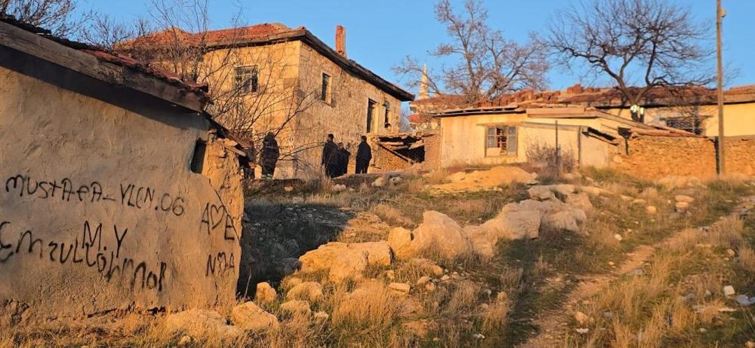 Bağlı k&ouml;pek &ccedil;ocuklara saldırdı: 14 yaşındaki &ccedil;ocuk ağır yaralandı 1