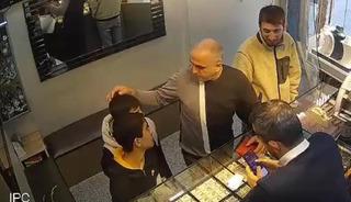 İki &ccedil;ocuk 1 milyon 300 bin liralık altını sahibine teslim etti!