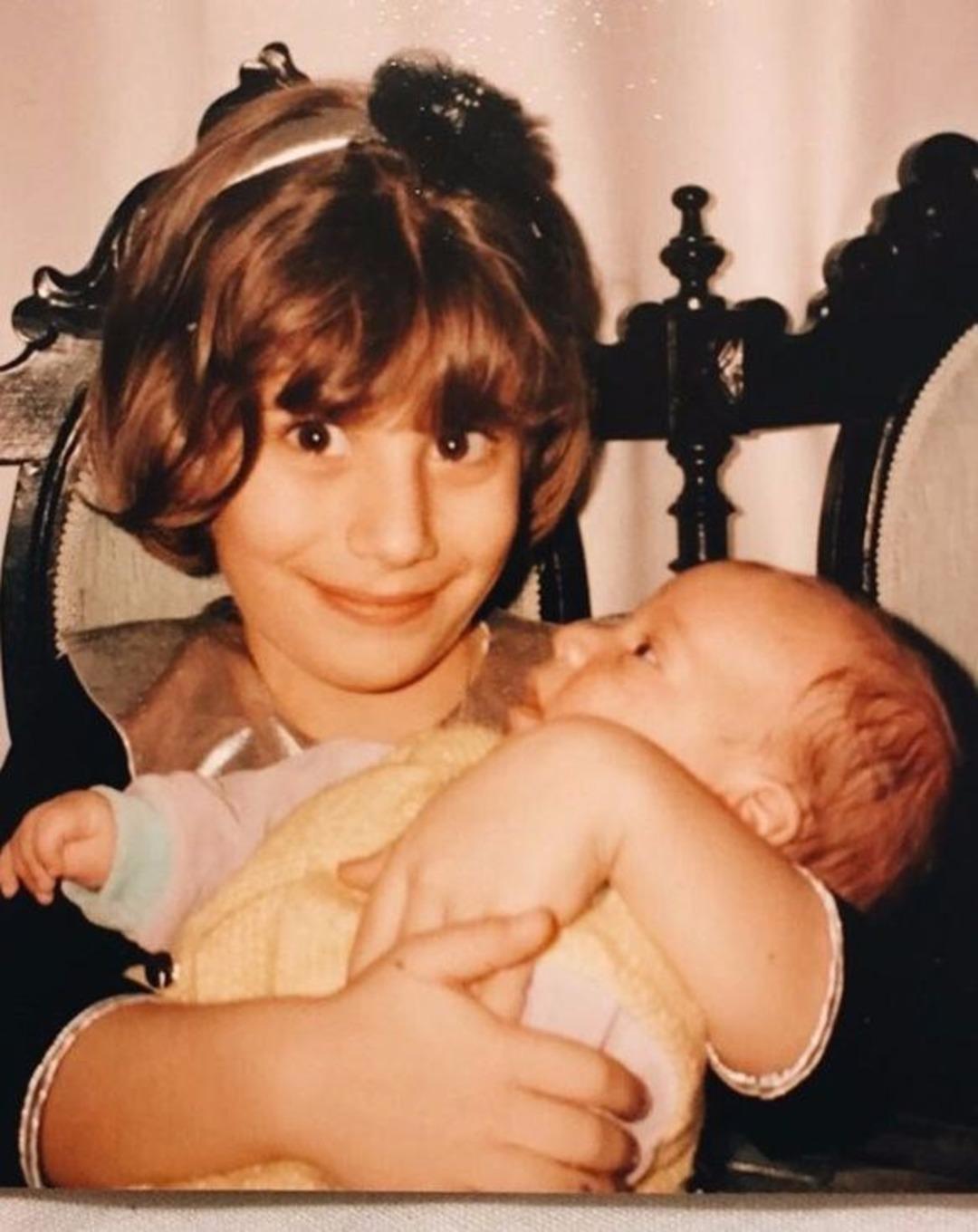 &Uuml;nl&uuml; şarkıcı &ccedil;ocukluk fotoğrafını paylaştı: &Ccedil;ok değişmiş miyim? 