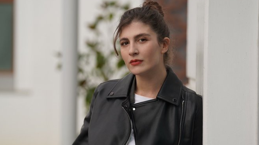 Taşacak Bu Deniz'e savcı Feride geldi! Naz &Ccedil;ağla Irmak ka&ccedil; yaşında? Annesi de &ccedil;ok &uuml;nl&uuml;