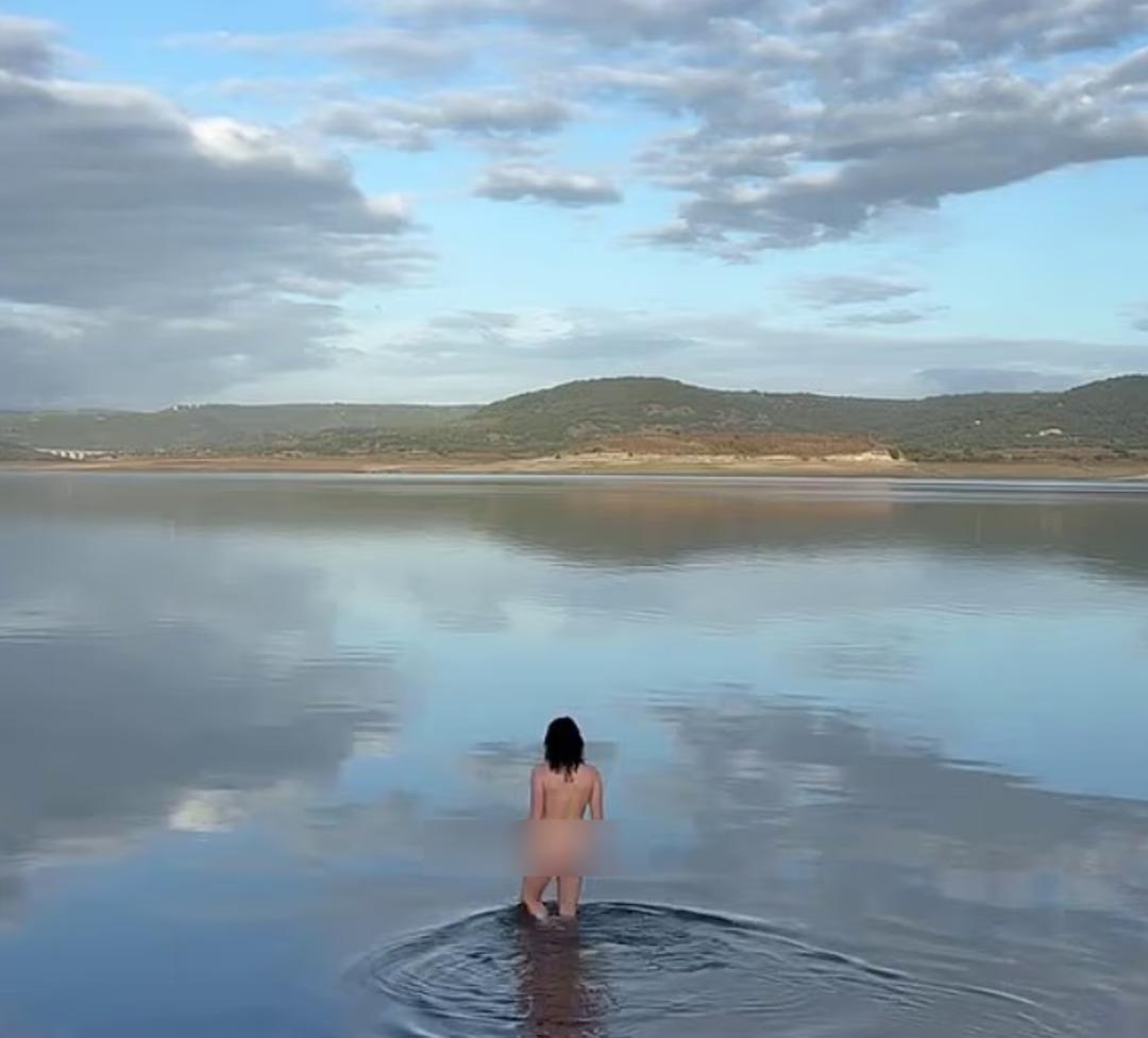 Maisie Williams paylaştı: Kimseyi umursamayıp denize b&ouml;yle girdi 1