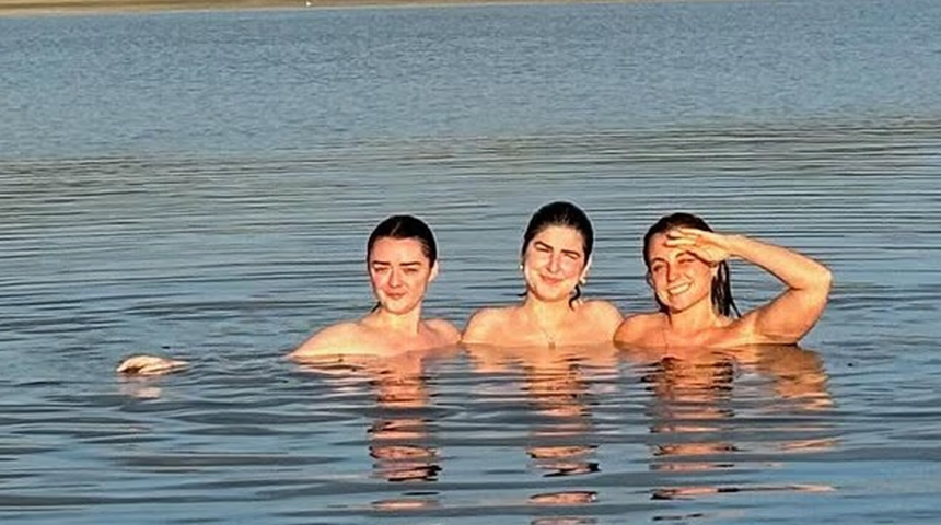 Maisie Williams paylaştı: Kimseyi umursamayıp denize b&ouml;yle girdi