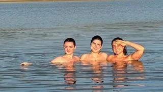 Maisie Williams paylaştı: Kimseyi umursamayıp denize böyle girdi