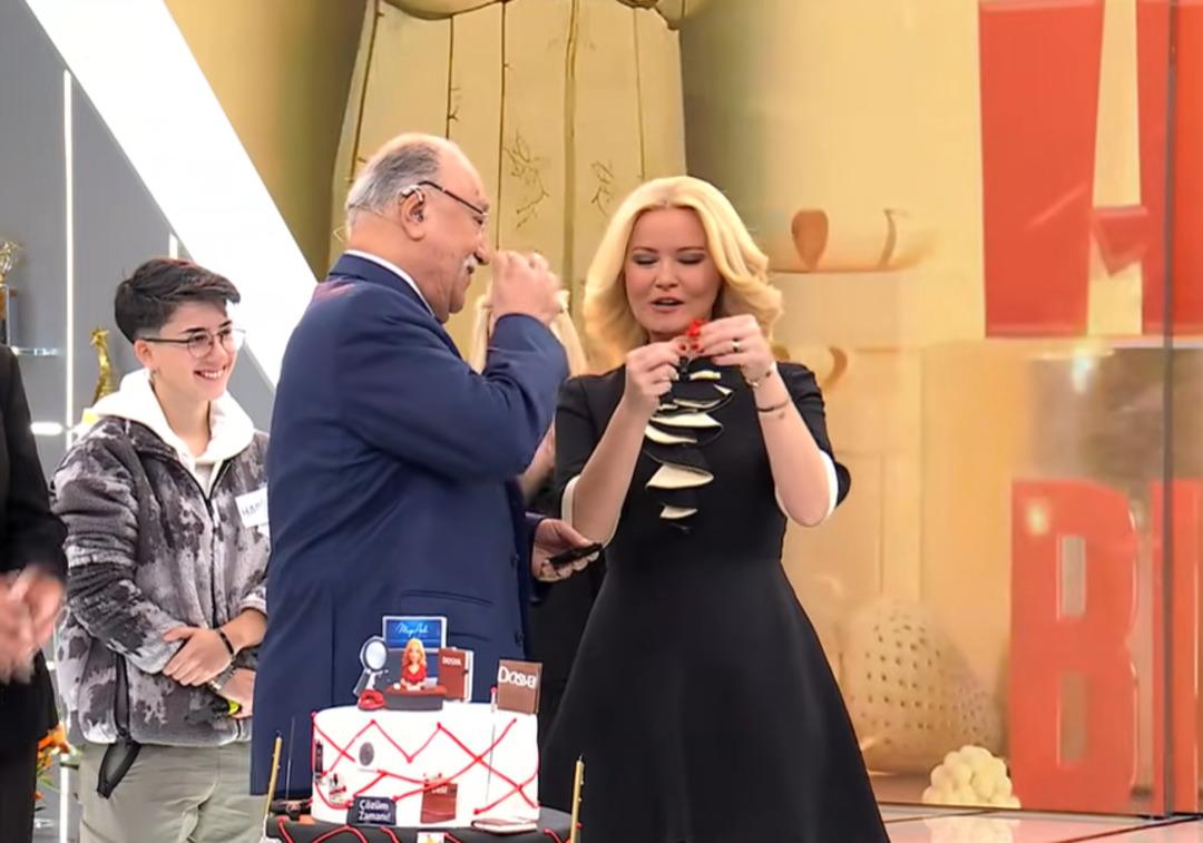 Rahmi &Ouml;zkan M&uuml;ge Anlı ya yaş g&uuml;n&uuml;nde altın taktı! Cumhuriyet altını ne kadar? 1