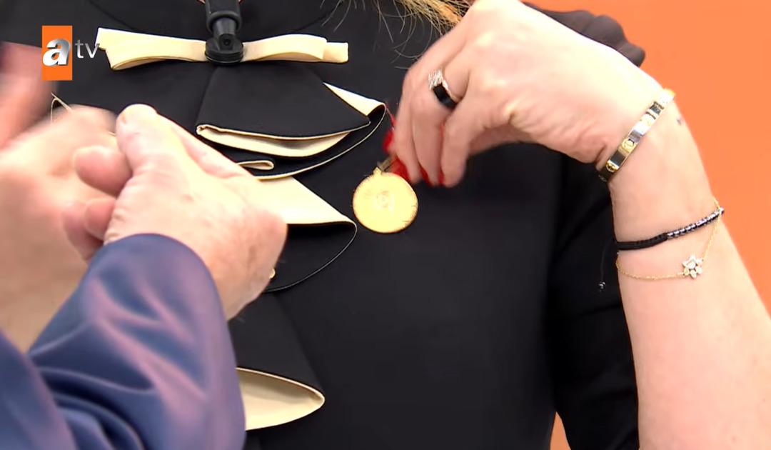 Rahmi &Ouml;zkan M&uuml;ge Anlı ya yaş g&uuml;n&uuml;nde altın taktı! Cumhuriyet altını ne kadar? 2